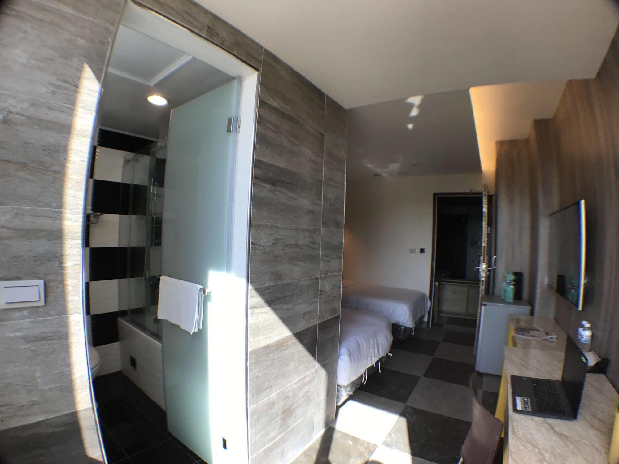 P&E Hotel Tainan Extérieur photo