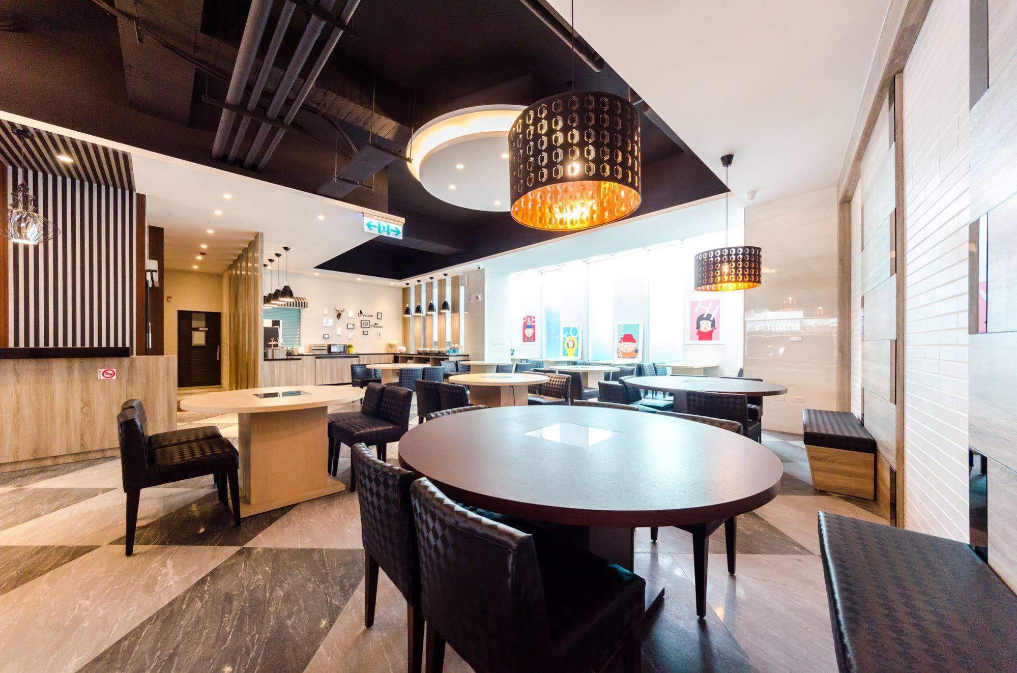 P&E Hotel Tainan Extérieur photo