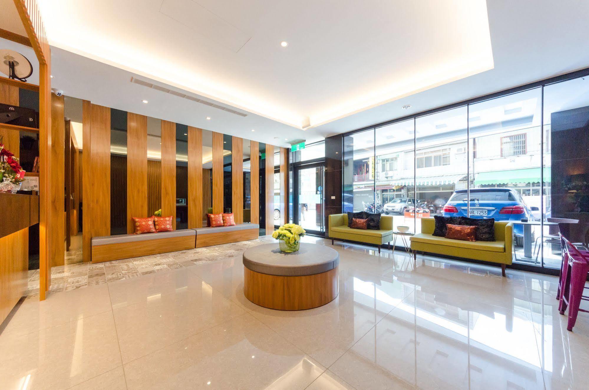 P&E Hotel Tainan Extérieur photo